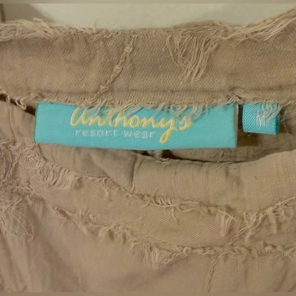 Pretty beige cold shoulder top. Medium - Picture 4 of 8